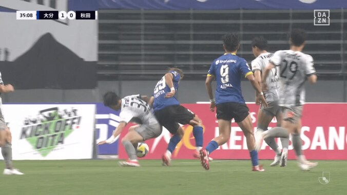 「絶対PK」「逆にシミュレーションに見える」J2リーグで物議を醸す判定！ 解説者も困惑した“微妙すぎる接触”の一部始終「VAR導入しませんか」 2枚目