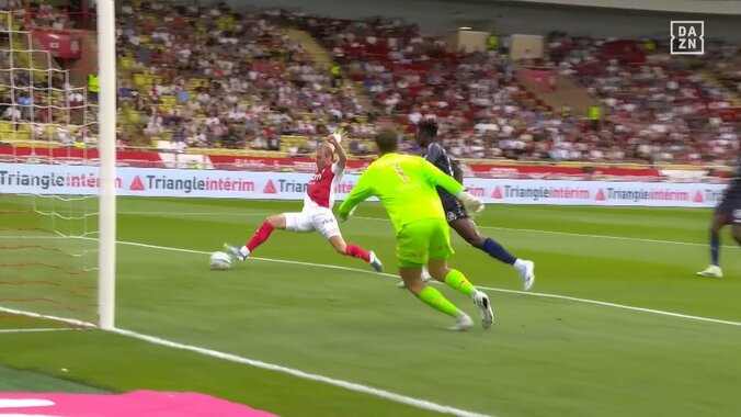 「まじで王様」南野拓実、圧巻アシストで公式戦4試合連続ゴール関与！「ここぞのタイミング」絶妙飛び出しから左足ダイレクトクロス炸裂の瞬間 4枚目