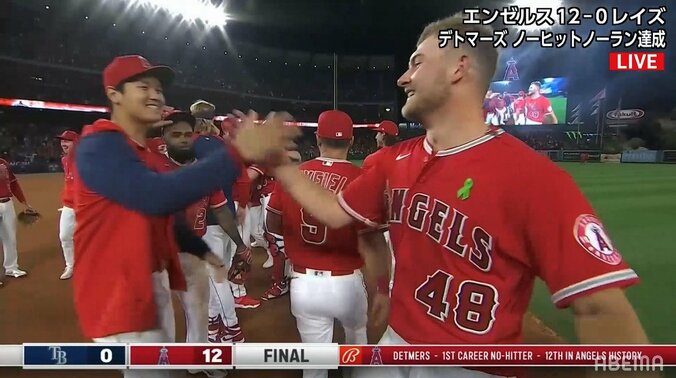 仲間の大記録達成を大谷翔平も祝福！ 歓喜の輪で笑顔爆発に「嬉しそう」「いいチームすぎ」の声 1枚目