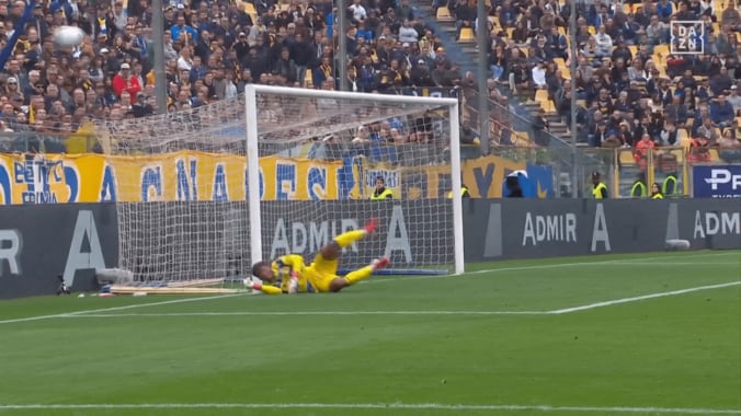 「弾き負けない」鈴木彩艶、“超弾道シュート”をビッグセーブ！強豪ナポリを封じて元日本代表GK＆地元メディアが称賛 4枚目