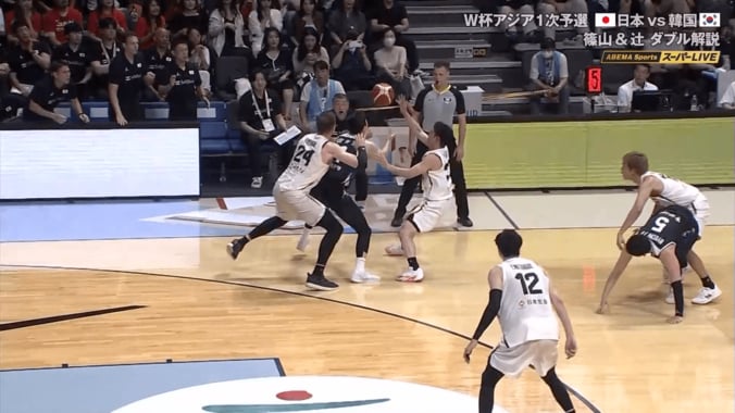 「触ってないって！」バスケ日韓戦、“疑惑の判定”に解説陣が不満…残り10秒のビデオ検証に「ほんまか？」「ボールの動きが変わってないよ」 2枚目