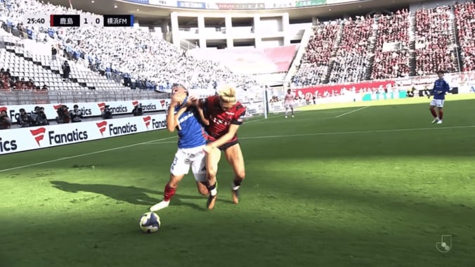 「そりゃ怒る」鈴木優磨、マリノスDFと一触即発！「またばあちゃんに怒られるぞ」「腕がガッツリ入ってる」ファン騒然 3枚目