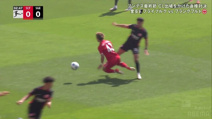 「レッドカードだろ！」堂安律、真横からの強烈タックルに絶叫悶絶の瞬間「なにすんじゃ」「踏んでる」ホームサポーターも大ブーイング 2枚目