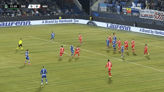 ルーズボールに寄せた1回目のデュエル