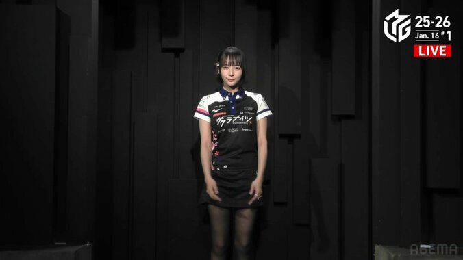 長い脚がスラリ 小顔も際立つ岡田の完璧スタイル