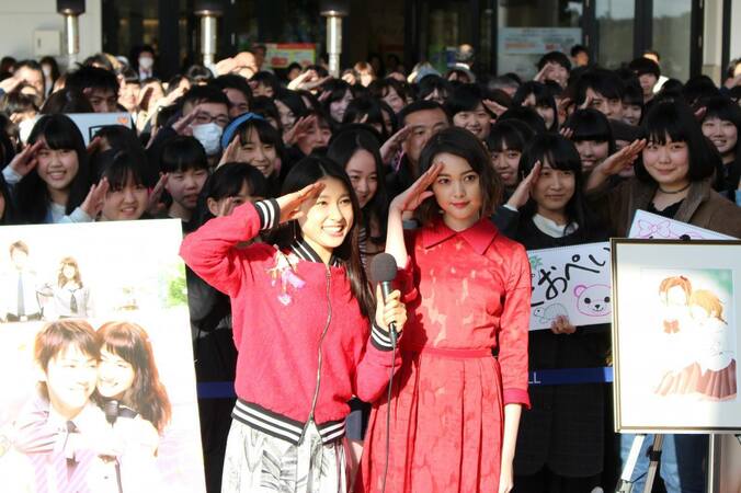 まるで漫才コンビ！？ 土屋太鳳×玉城ティナ、映画『PとJK』仲良しトークショー 1枚目