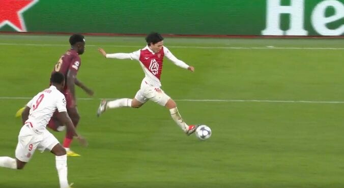 【写真・画像】「蹴られてるだろ！」南野拓実、ゴール前で“決定的な仕事”「流石すぎ」ノーファウル判定→一転PK獲得に…スタジアム大熱狂　1枚目