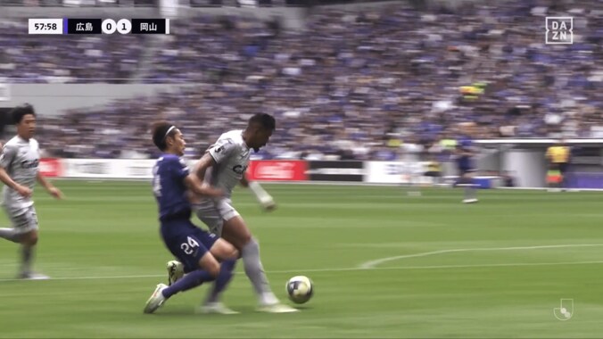 衝撃フィジカル！ 重戦車ルカオの“破壊的突進”にSNS騒然「Jリーグに止められるDFいる？」「トラックだ…」「バケモノかよ」広島Ｗマークを粉砕→決勝点お膳立ての圧巻シーン 3枚目