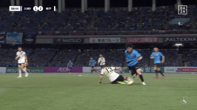 「何じゃそりゃ！」川崎Fの“絶対に取れないダブルタッチ”連発にファン大興奮「理不尽アニメみたい」「置き所が深すぎる」宮城天＆大島僚太が魅せた瞬間 4枚目