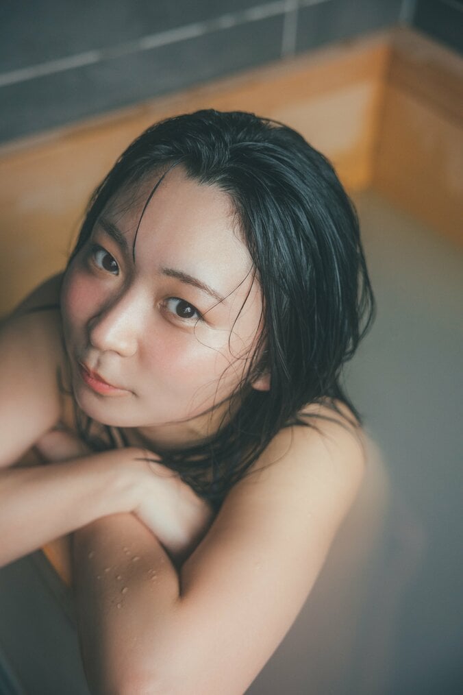 アンゴラ村長初の本格グラビア写真集 表紙が解禁、タイトルは『標準体型』に決定 3枚目