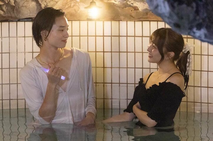 水着姿が可愛すぎる現役女子大生、夜のプールで鬼モテイケメンに積極アタック「よそ見はしませんよ」