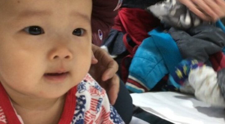 金田朋子、7ヶ月の娘がハイハイ競争に参加　やる気マンマンの表情公開