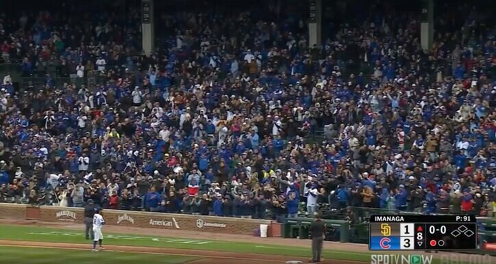 【写真・画像】球場騒然！ 今永昇太の内角攻めに“イライラ”「ヤバいな」 膝元ギリギリを突く→パドレス主砲が“三振バット投げ”「そらキレるw」　1枚目