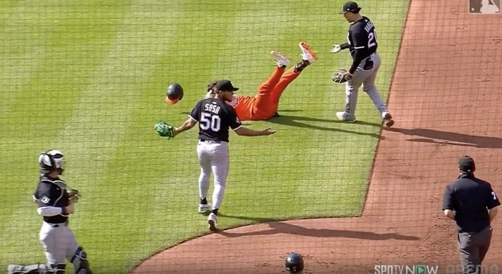 【写真・画像】「ガチで危ない」野手登板キケに“まさかのハプニング”！ 約80キロ超スローカーブ→“強烈ピッチャーライナー”が飛ぶ… ファン騒然「ヘッドギア正解」　1枚目