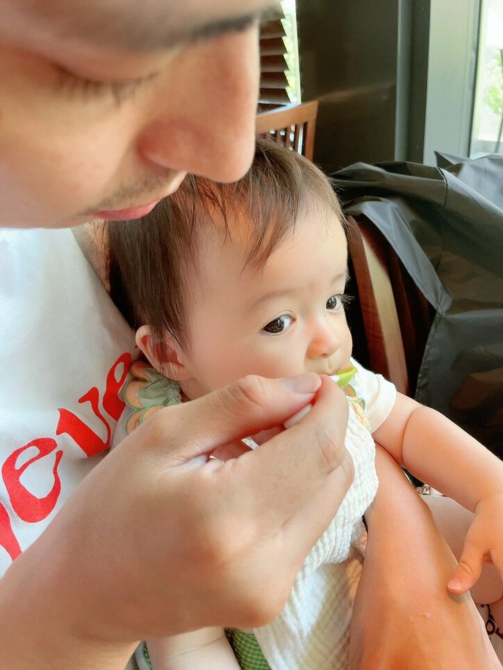 アレク 医師たちが驚いた8か月の娘の反応を明かす なんて可愛いらしい子なんだ 話題 Abema Times