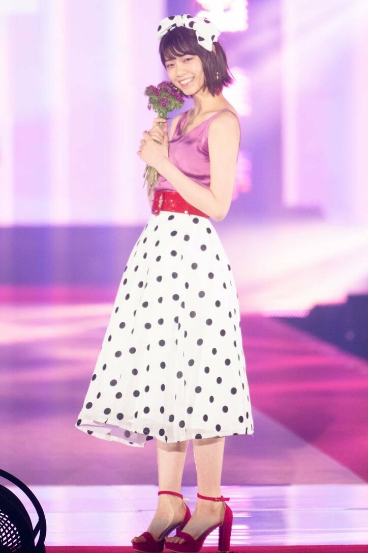 齋藤飛鳥が麦わら帽子を投げ込む! 乃木坂46「ガルアワ」ランウェイに大声援