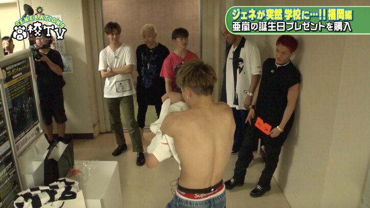 白濱亜嵐、カメラの前で衣装チェンジ　ムキムキボディに注目（AbemaTV）