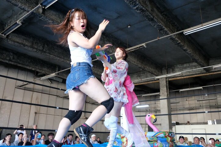 リング上で花火＆路上大乱闘　東京女子プロレスの“危険すぎる”夏祭り
