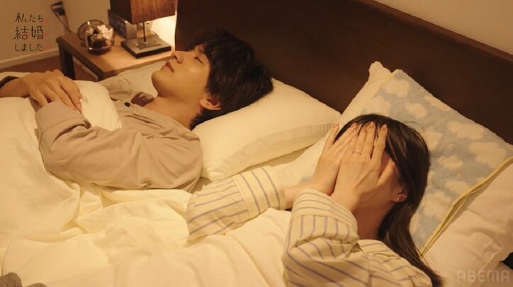 三浦翔平、ベッドで夫を見つめるノンノモデル・紺野彩夏に「かわいい~」熱烈アプローチを称賛『私たち結婚しました4』第2話