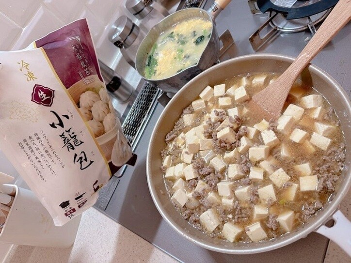  辻希美『コストコ』品などで作った“中華な夕食”「食べる前に味噌と片栗粉入れます」 