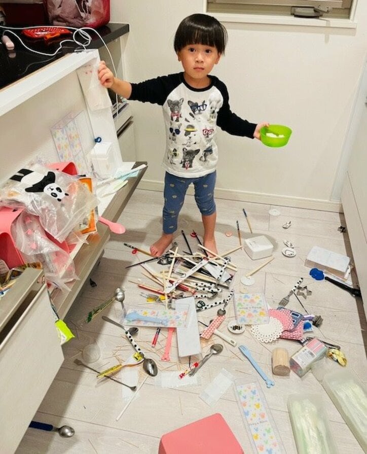  ココリコ・遠藤の妻、次男が食器棚をひっくり返し大惨事「無理矢理フォークを取ろうと」 