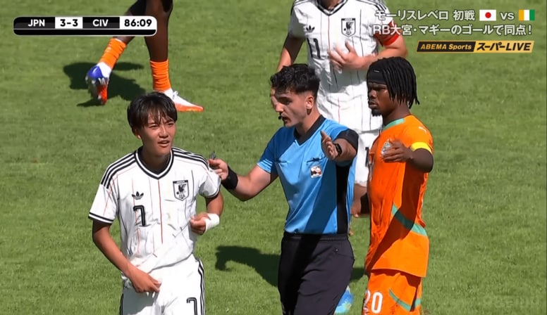 「ふざけるな！」U-19日本代表MFが“前代未聞の誤審”で退場…ファン大荒れ「酷すぎ」「許されない」大会は主審ミスを公表