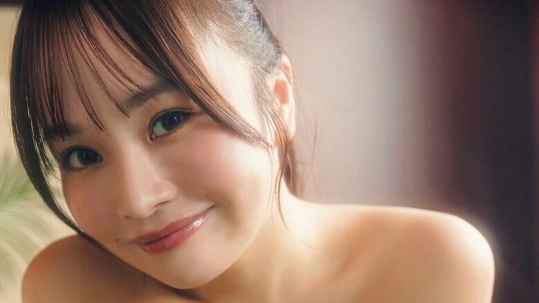 “身長145cm・B90” 大嶋みくが表情を使い分けるドールグラビア 『FLASH』登場