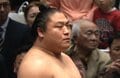 「何このデカい物体」若隆景に“巨大すぎる”副賞「初めて見た」「あれは何味なんだ」ファン騒然