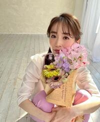 春コーデに身を包んだ泉里香、透明感あふれる花束ショットを披露し「可愛い大好き」「気持ちが晴れやかになる」とファン大絶賛！