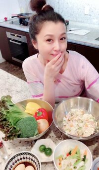 藤原紀香、豪華な重箱弁当を作る自撮りショットを公開「広島行って金粉買ってきた」