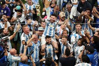 【映像】メッシ劇的ゴールに盟友アグエロが歓喜