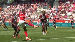 相手のファウルスローから“僅か4タッチで”劇的ゴラッソ！ 中村敬斗の同僚が放った衝撃ボレーにスタジアム沸騰