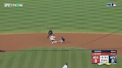 「どこ投げてんだよ！」完璧な盗塁に焦った捕手のスローはセンターへ…吉田正尚同僚ターナーのラッキー進塁に視聴者大笑い「実質スリーベースw」