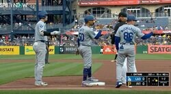 おい！アイツ落としてるぞ！ 一体、何が起こった…！？ 大谷翔平の“疑惑の一打”で大混乱　審判の判定も狂わせたプレーに球場騒然「あれは分からないｗ」「大谷さんよく見えたな」