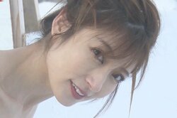 熊田曜子、氷上の露天風呂でバスタオル1枚のセクシー姿を披露！ 千鳥大悟も思わず「大スケベ…」