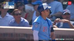 球場騒然！鈴木誠也、“疑惑の判定”に憮然…まさかの三振宣告に大きくリアクション 現地実況「6インチも高く外れていた」