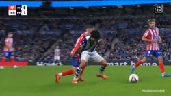 執拗守備にイラッ！久保建英が脅威のドリブルでイエローカードを誘発した瞬間「クボと対戦するのは簡単ではない」名将シメオネがハード過ぎる“久保対策”を徹底