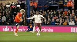 「もはや暴力」「ヒザ破壊！」ルートン橋岡大樹が爆速ドリブル→“超高速カットイン”でブチ抜かれた瞬間　プレミア最強ドリブラーの世界最高レベルの超絶テクニック