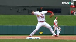 「あのマスクマンは誰だ！」と現地もびっくり？ゴロを素手で捌く神プレーをした選手の正体