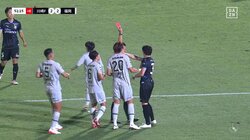「カードは妥当」川崎DF、相手を引っ張り倒す痛恨の判断ミスで2枚目イエロー！前半だけでまさかの2人退場にファン「軽率だった」「つい出ちゃったんだろうな」意見様々