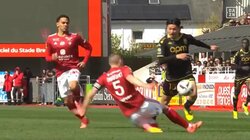 「突破力エグすぎる」南野拓実、2人がかりの猛プレスもお構いなしの王様ドリブル炸裂！ボールを浮かせてスライをかわす超絶テクニックが話題に「なんでもできるな」「キレッキレ」