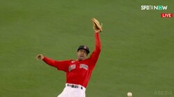 「俺が捕る！俺が…」メジャー初出場のルーキー、全力プレーもまさかの落球 直後の顔が気まずさ100％