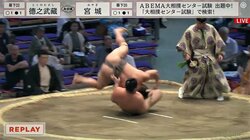 「キャー！」小兵力士が大技・“居反り”発動で191センチの巨体が宙を舞う逆転劇に割れんばかりの拍手と歓声 「決まり手何？w」「沖縄の宇良」ファンの興奮収まらず