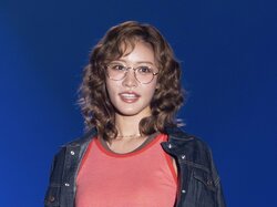 「スタイル最高」身長170センチの“圧巻ボディ”王林「雰囲気変わった」「王林なのこれ？」巻き髪＆丸メガネ姿に反響