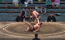 相手力士のまわしに“触れず”に白星「一体、どうやって？」 0.1％の珍手炸裂に館内騒然 