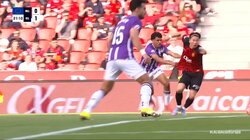 PKだろ！浅野拓磨、PA内で掴まれ倒されてもノーファウル判定で現地ファンも大ブーイング「ユニ引っ張られてる」