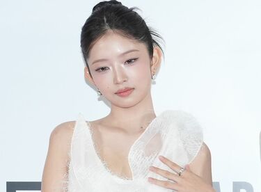 絶世の美女」「何頭身？スタイル良すぎ」IVE・レイ、女神のような純白 れい様 White