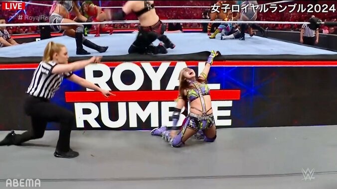 【写真・画像】「これは新しいw」日本人女子レスラー、ブリッジでリングにへばり付き敗戦回避 「片足セーフ」年に1度のランブル戦でMVP級珍事　1枚目