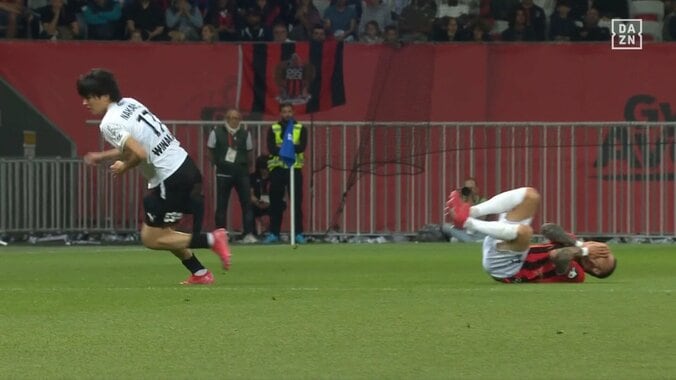 これでカード？中村敬斗がイエロー判定に抗議「意図的じゃないでしょ」相手の顔面を直撃する“誤爆エルボー”の瞬間 3枚目