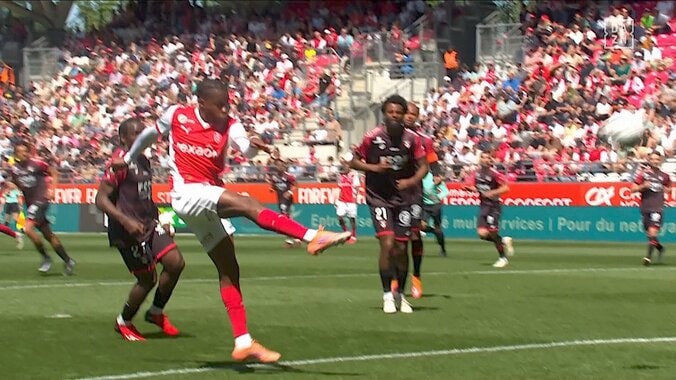 【写真・画像】「今のは出ると思った」「ボールにはいってたけど…」中村敬斗、2試合連続イエローの痛恨の瞬間にSNS悲鳴　1枚目